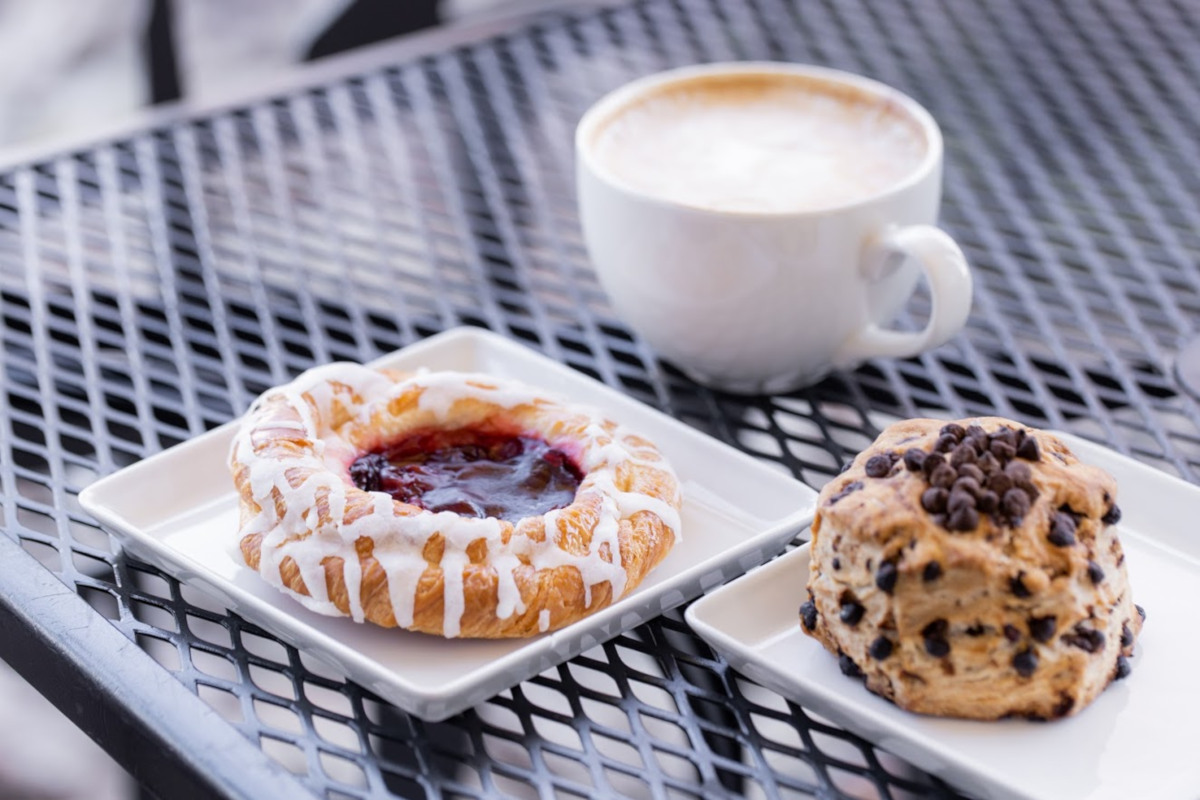 Donats and coffee on the table